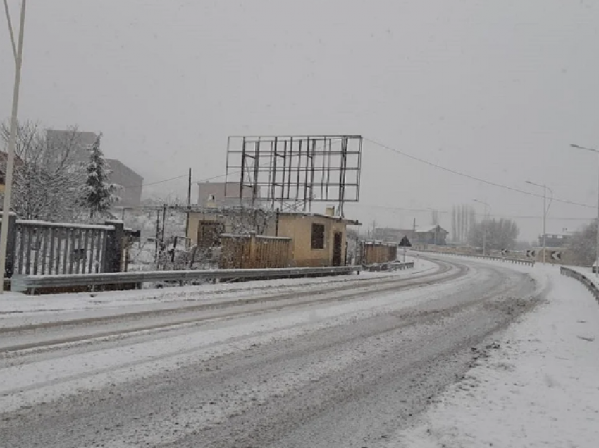 Reshjet e dendura të dëborës/ Bëhet i pakalueshëm aksi rrugor Klos-Qafë Murrizë, policia apelon drejtuesit: Ndiqni aksin e vjetër