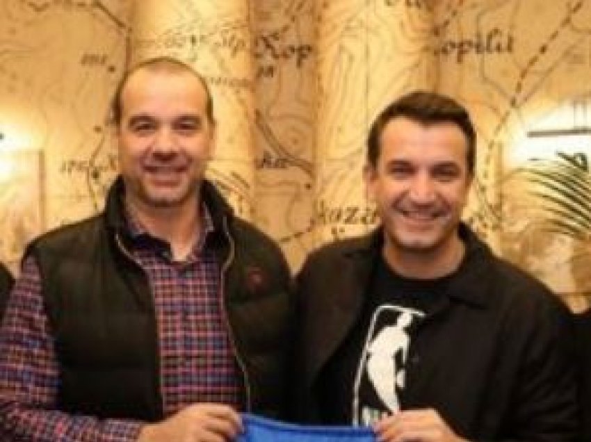 Kryetari i bashkisë së Tiranës i dhuron medalje nderi