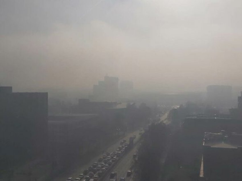Ndotja e lartë e ajrit dëmton shëndetin: Rekomandohen mbajta e maskave në Maqedoni