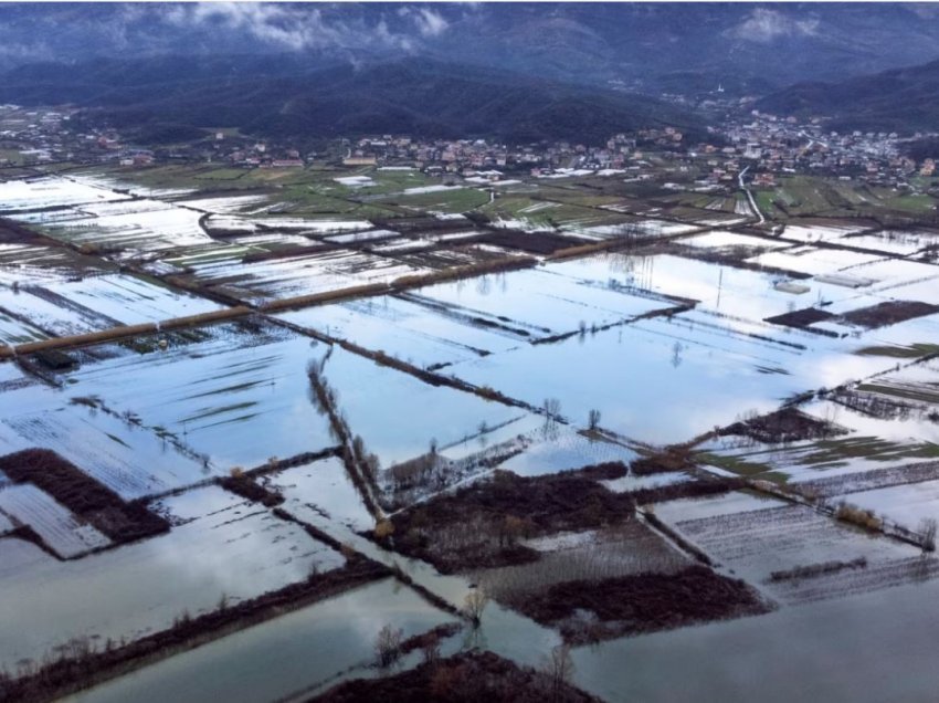 Shqipëri: Mbi 1.700 hektarë tokë e përmbytur, një rrugë e bllokuar nga orteqet