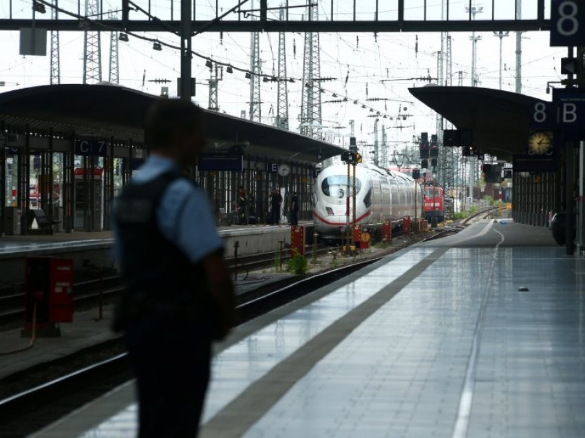 Ngjarja e rëndë: Përplaset për vdekje nga treni 15-vjeçari shqiptar në Itali