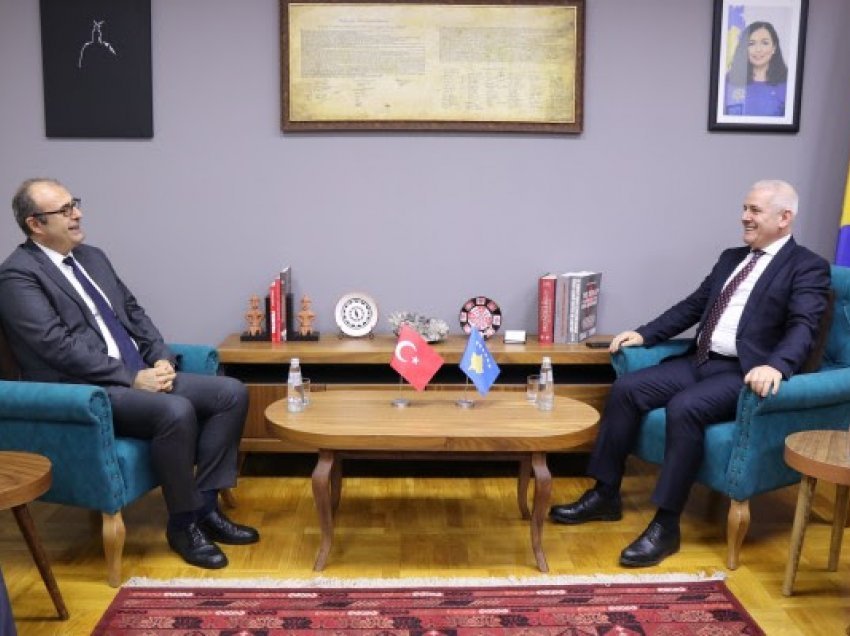 Sveçla priti në takim lamtumirës ambasadorin e Turqisë në Kosovë, Çağrı Sakar