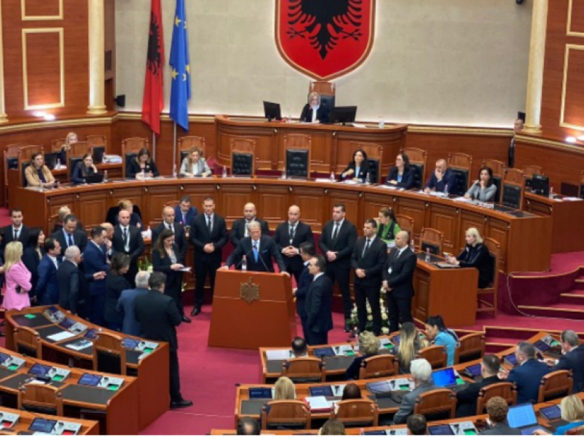 Përjashtohen nga Kuvendi pesë deputetë, mes tyre edhe Sali Berisha