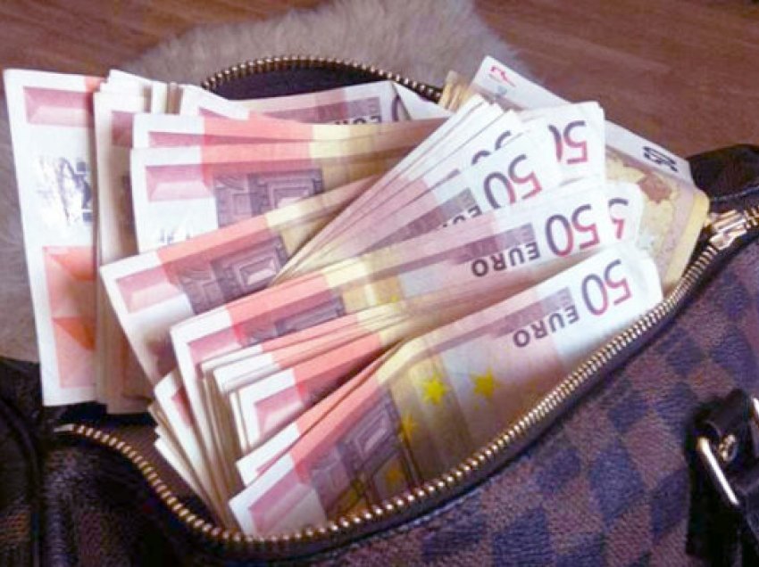 Çanta të mbushura me gati 33 mijë euro gjenden në një veturë në Fushë Kosovë