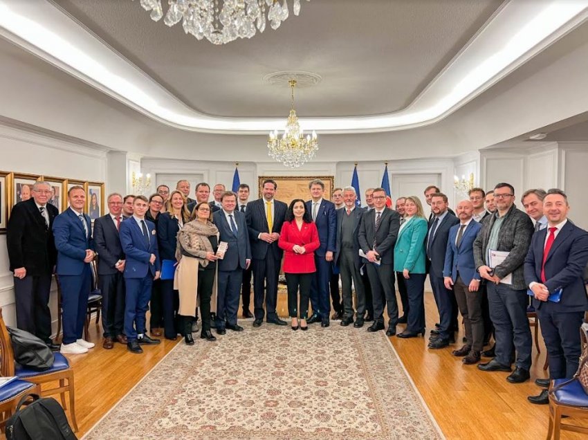 Presidentja Osmani priti në takim Grupin e Miqësisë Austri- Kosovë të kryesuar nga eurodeputeti Lukas Mandl