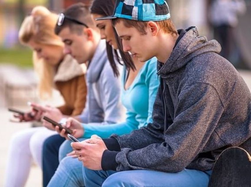 Të rinjtë e varur nga mediat sociale ndihen më të vetmuar sesa të moshuarit