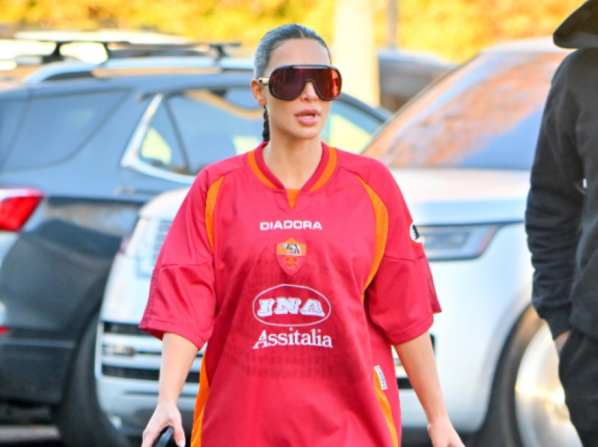 Kim Kardashian shihet rrugëve të Los Angelesit e veshur me fanellën e Romës