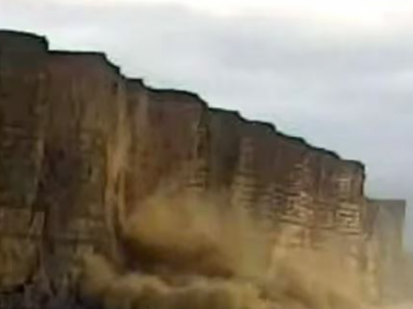 Momenti kur shemben 1000 ton shkëmb në “Bregun Jurasik”