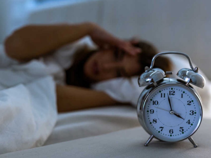 Zgjoheni shpesh kur jeni në gjumë? Trupi yt ka një mesazh për ty