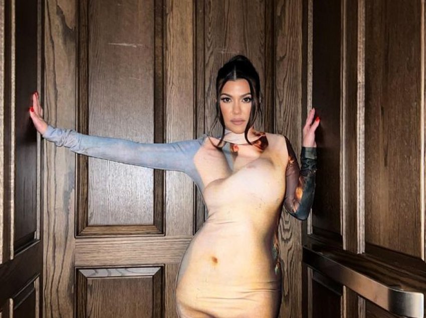 Kourtney Kardashian i lë fansat pa fjalë - teksa mahnit me një fustan pothuajse të zhveshur