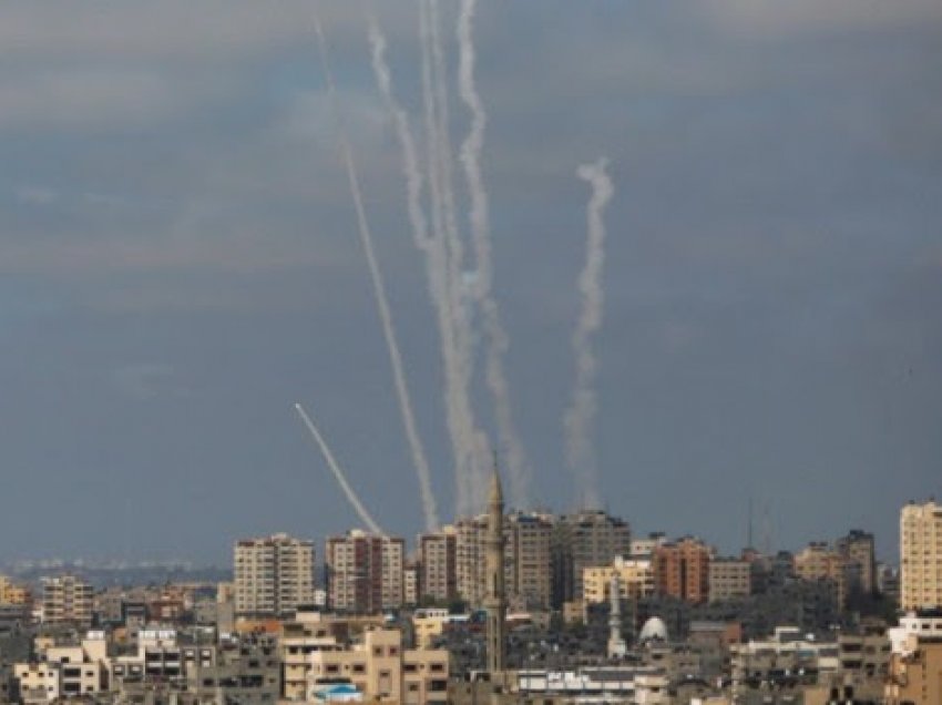 ​Izraeli shton masat pas sulmeve, Qeveria lehtëson marrjen e armëve të lehta për qytetarët