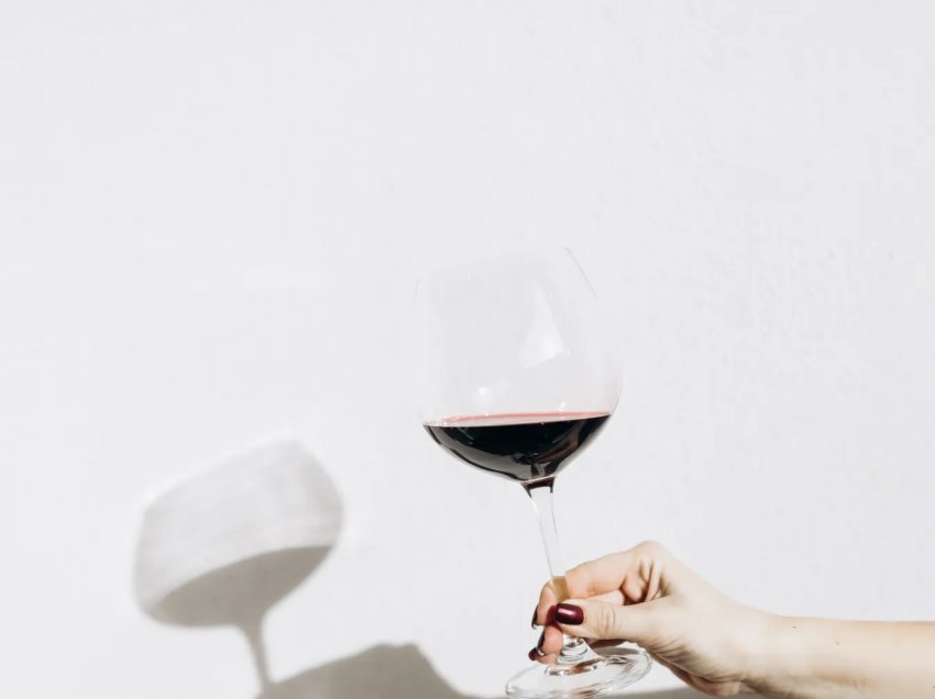 A është e vërtetë që konsumi i verës e dëmton trurin e njeriut?