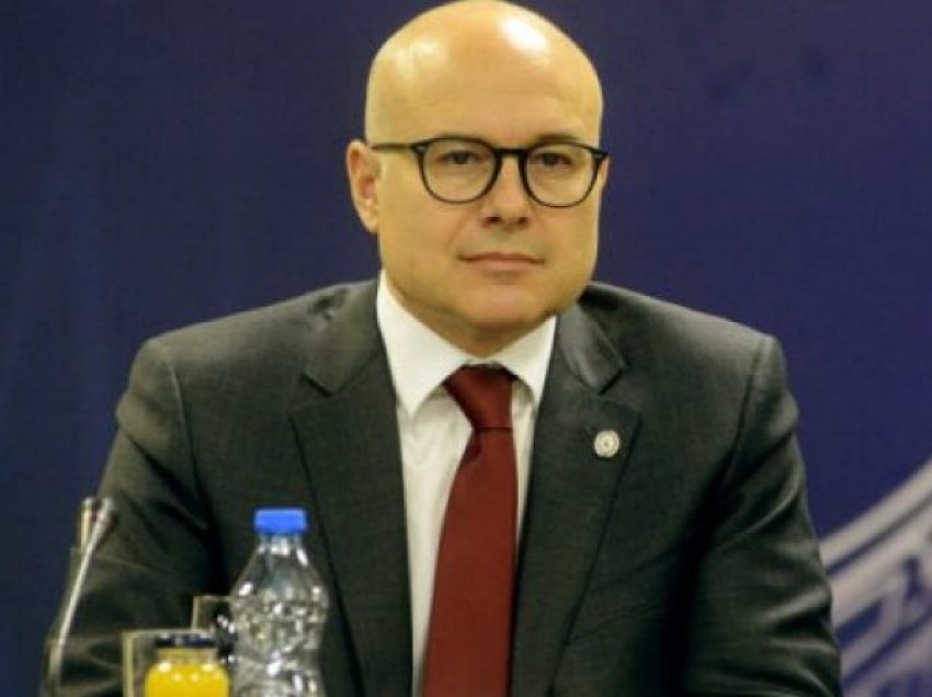 Ministri i Mbrojtjes i Serbisë tregon tri vijat e kuqe në negociatat me Kosovën