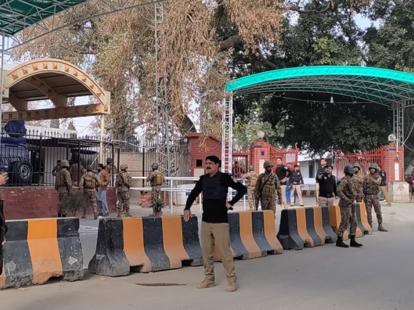 Të paktën 37 të vdekur nga një sulm vetëvrasës në një xhami pakistaneze