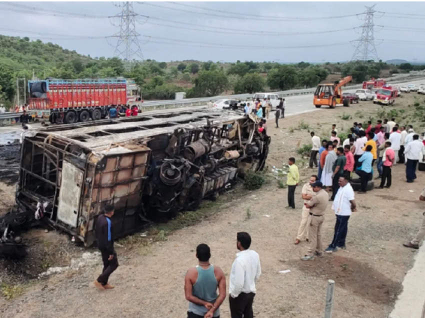 Merr flakë autobusi me dasmorë në Indi, të paktën 25 të vdekur 