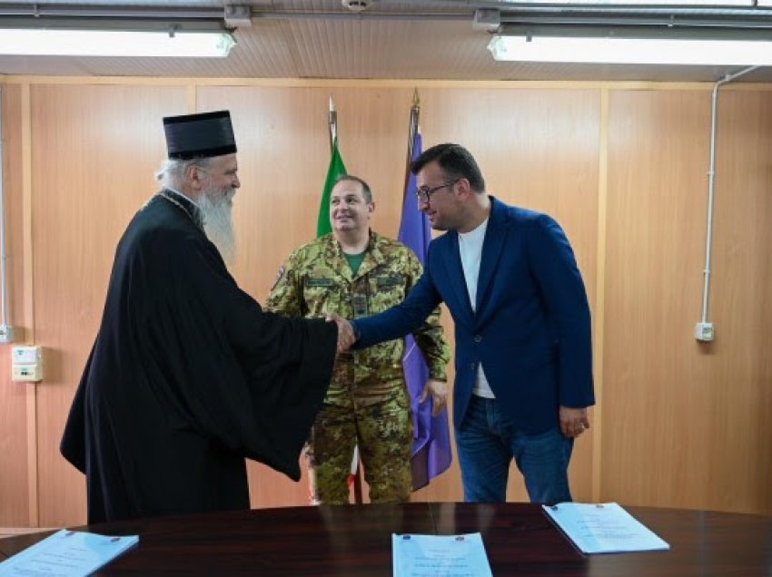 ​Peshkopi i kishës serbe dhe kryetari i Istogut nënshkruajnë marrëveshje, ndërmjetësues KFOR-i