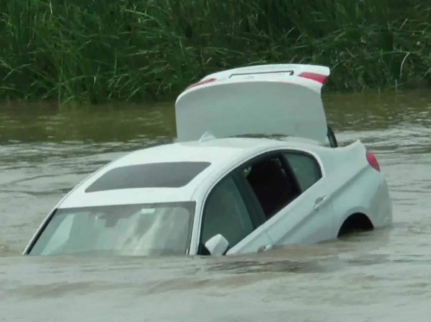 Prilep, automjeti bie në lum, shpëtohen dy persona