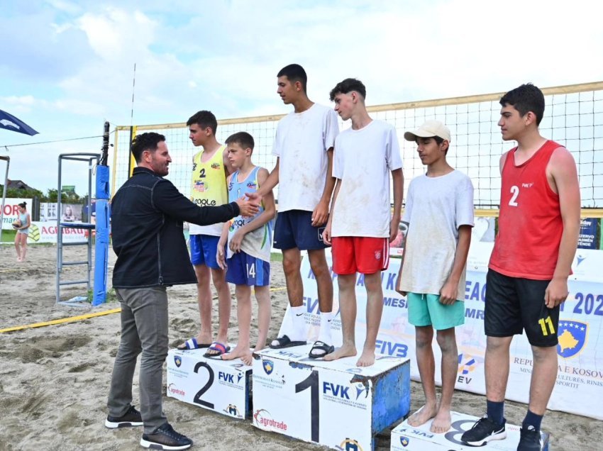 Dyshja Mustafë Thaqi/Erblin Dervishi kampionë të Kosovës në Beach Volley U18