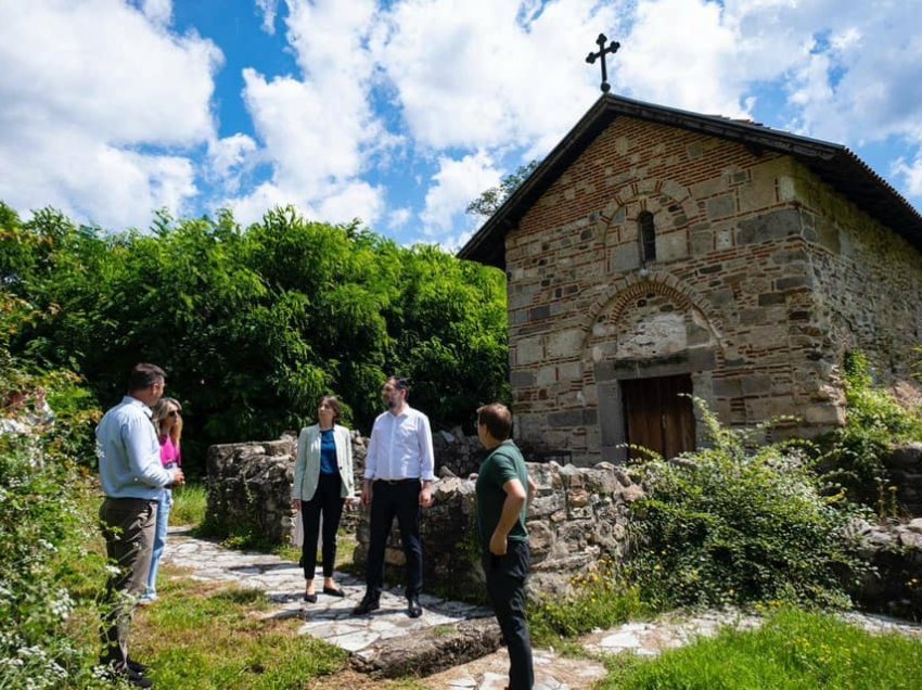 Përfundoi restaurimi i tri kishave ortodokse, Kurti: Do të angazhohem për të gjithë qytetarët pa dallim
