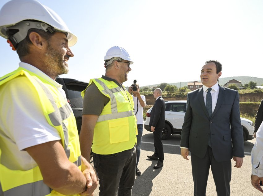 Kryeministri Kurti vizitoi punimet e projektit të zgjerimit të rrugës nacionale Prishtinë-Podujevë