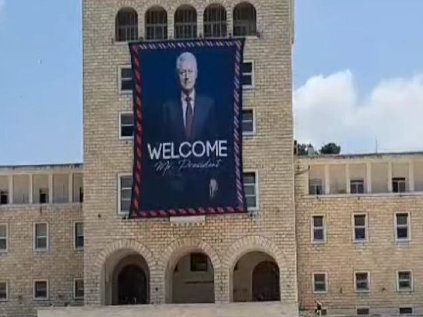 “Mirëseerdhe zoti President!”/ Tirana vijon përgatitjet për vizitën historike e Bill Clinton