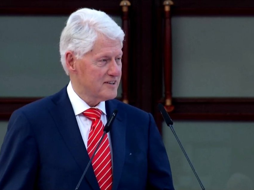 “Babai, Hillary, i vëllai”, 3 momente që shenjuan jetën e Bill Clinton