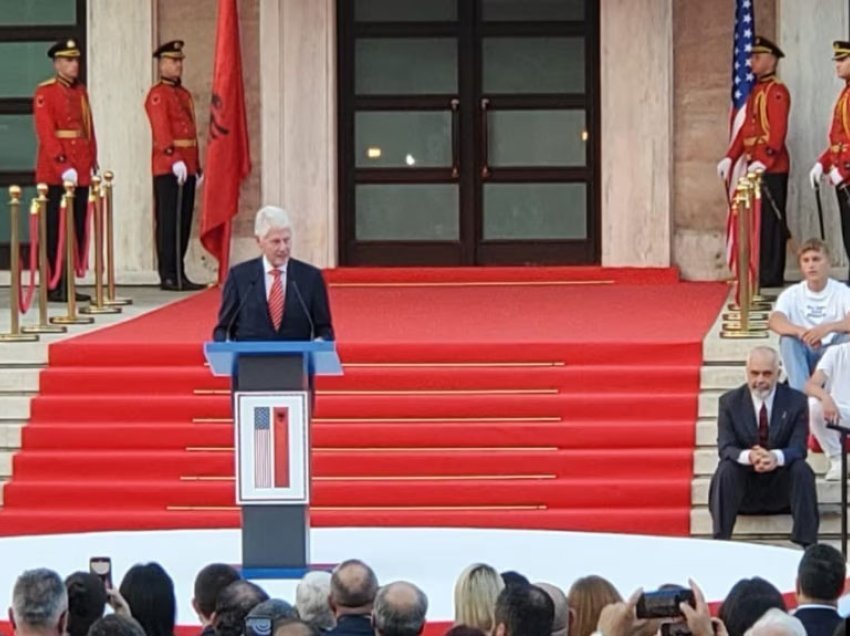 Presidenti Clinton nderohet me “Yllin e Mirënjohjes” - rrëfen ngjarjen me kamarierin shqiptar dhe ka një porosi për Kosovën 