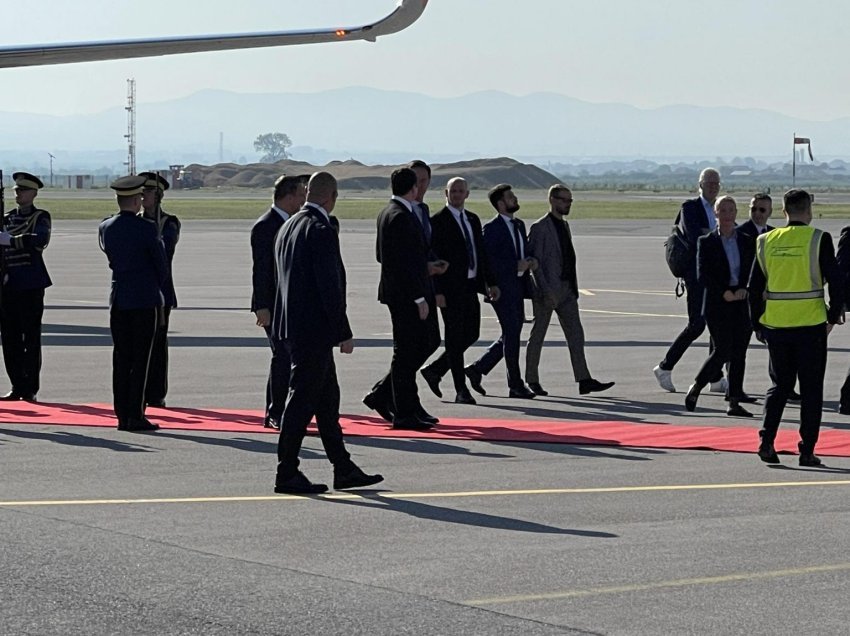 Dy kryeministra evropianë vizitojnë Kosovën, pamjet kur priten në aeroport nga Kurti