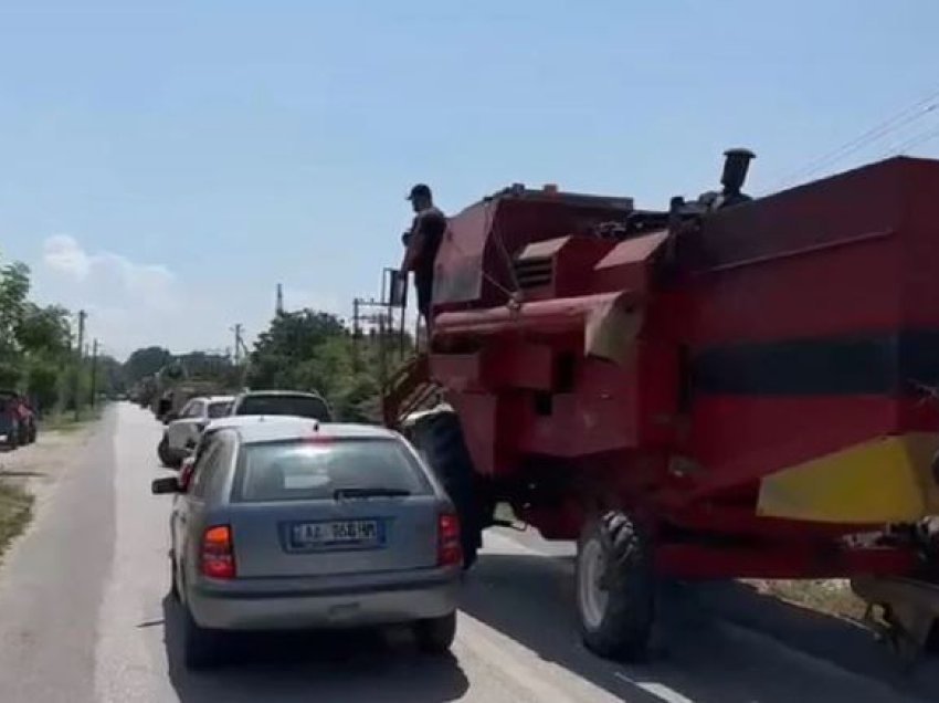 Aksident në aksin Fier-Seman, autokombanja përplaset me kamionin