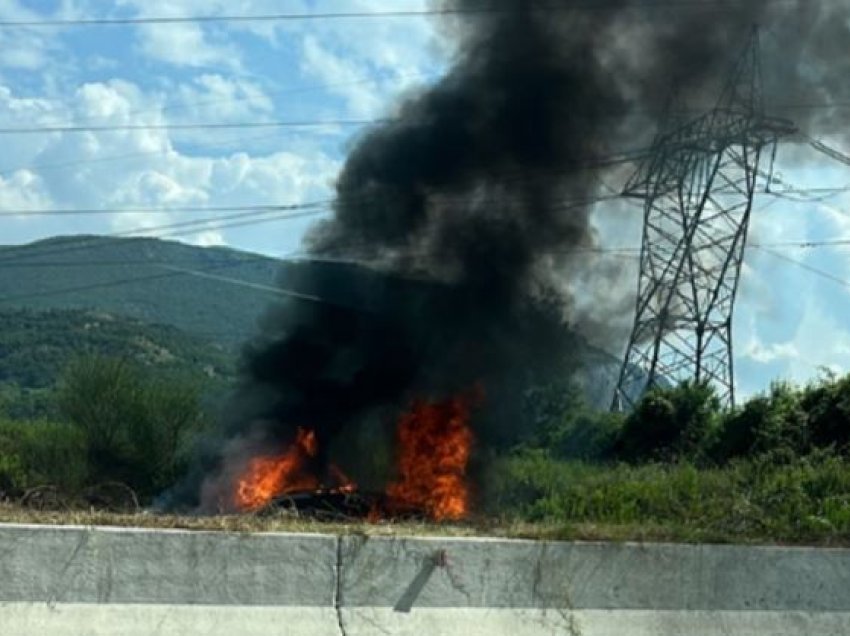 Shpërthen në flakë një makinë pranë tunelit të Elbasanit