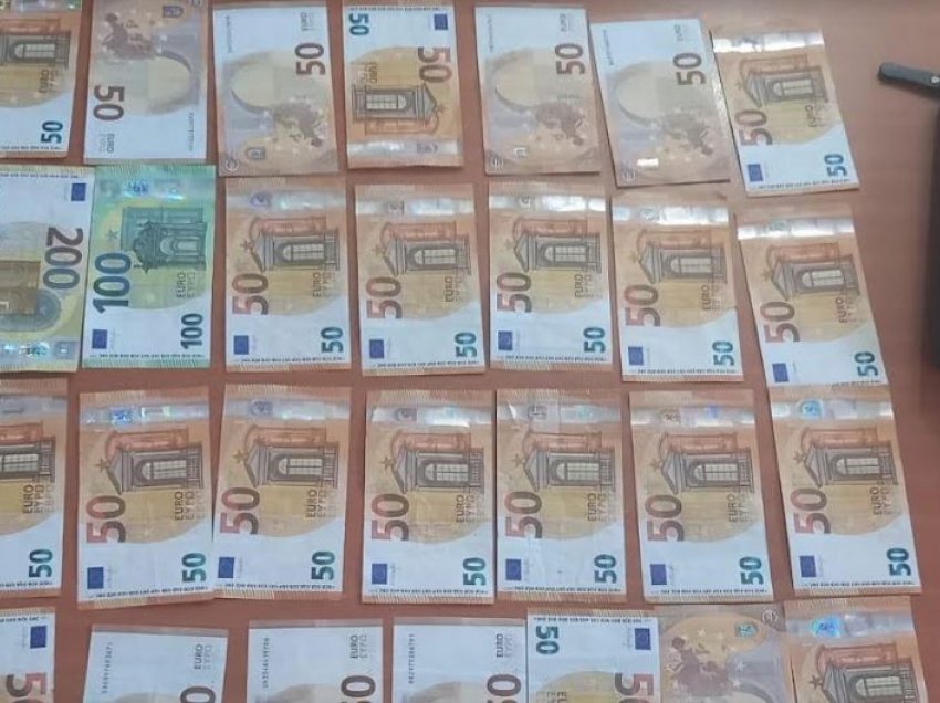 Një qytetar në Viti e dorëzon në polici portofolin që e gjeti me mbi 1 mijë e 400 euro