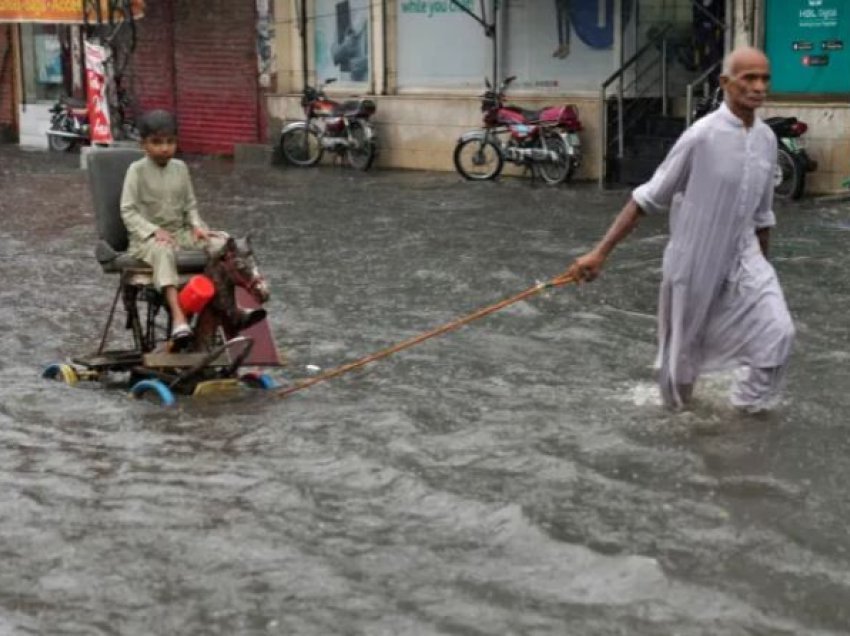 Stuhitë e shiut në Pakistan lënë të paktën 50 të vdekur në dy javë