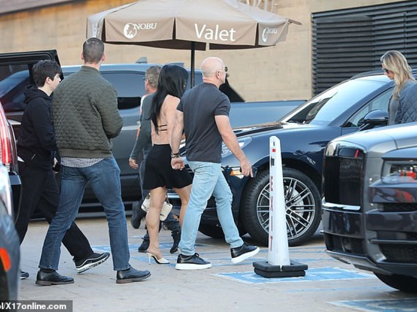 Jeff Bezos darkon me të fejuarën Lauren Sanchez dhe ish-burrin e saj, Tony Gonzalez