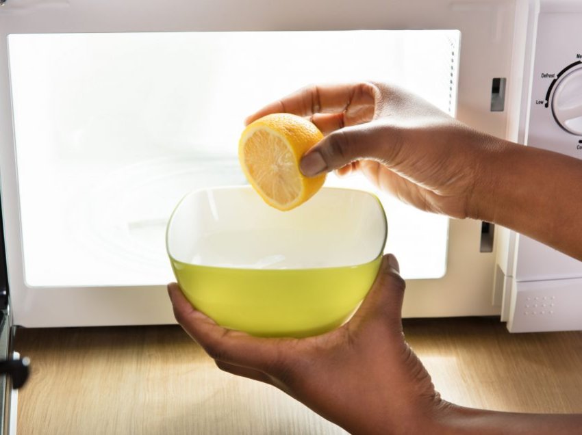 Truk mahnitës: Si ta pastroni mikrovalën me një limon të vetëm
