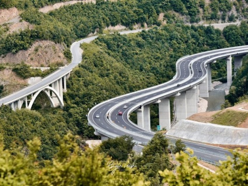 ​Një i vdekur dhe tre të lënduar në aksident, bllokohet autostrada “Arbër Xhaferi”