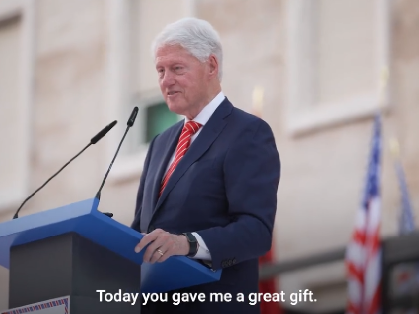 Bill Clinton shkruan për vizitën në Shqipëri, përmend edhe Kosovën