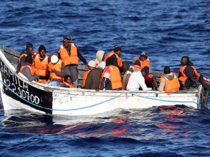 Zhduket varka me 200 emigrantë në ujërat spanjolle