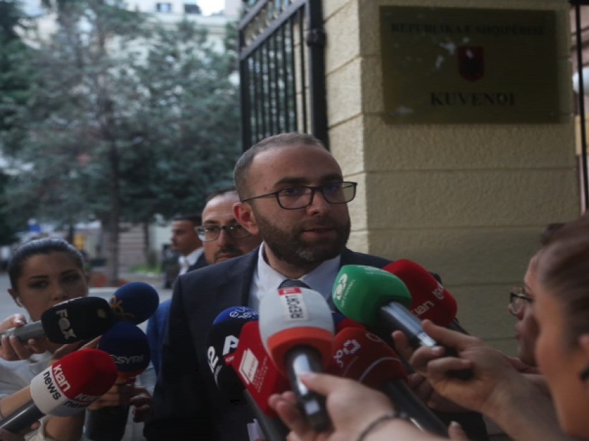 Bardhi pas mbledhjes së Këshillit të Mandateve: Maxhoranca po ndihmon Ahmetajn të fshihet nga drejtësia