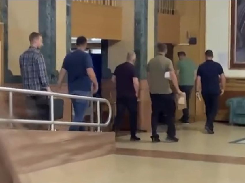 Hetuesit largohen nga Kuvendi me provat e mbledhura nga incidenti 
