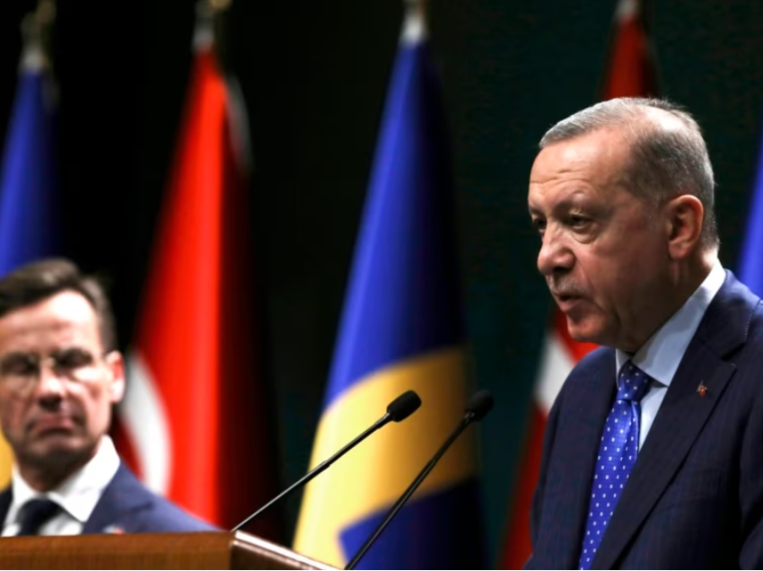 Suedia bllokon ekstradimin e dy turqve