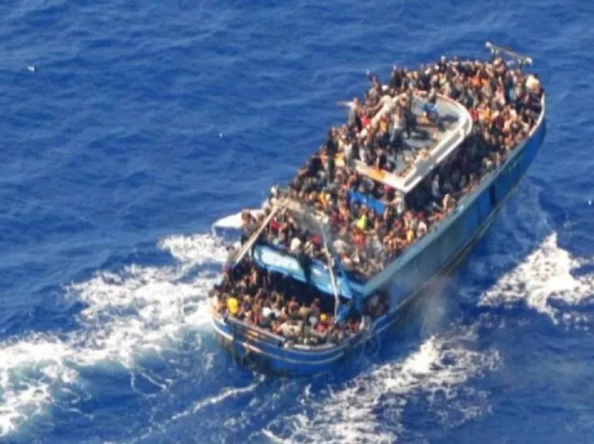Të dhëna të reja/ Roja bregdetare greke “u bëri presion” të mbijetuarve në varkën me emigrantë që të heshtnin