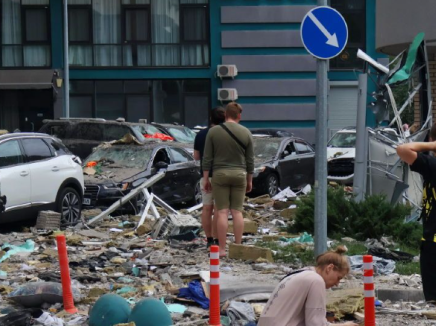Sulmet ajrore në Kiev vrasin një preson dhe plagosin të tjerë