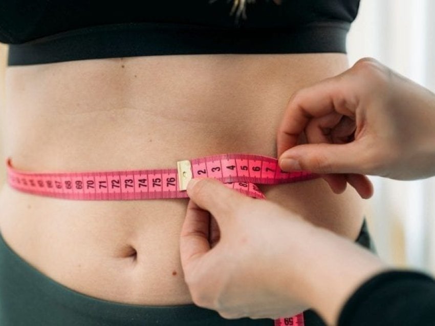 Humbja e peshës: 8 zakonet e mëngjesit që mund t’ju ndihmojnë në eleminimin e dhjamit të barkut