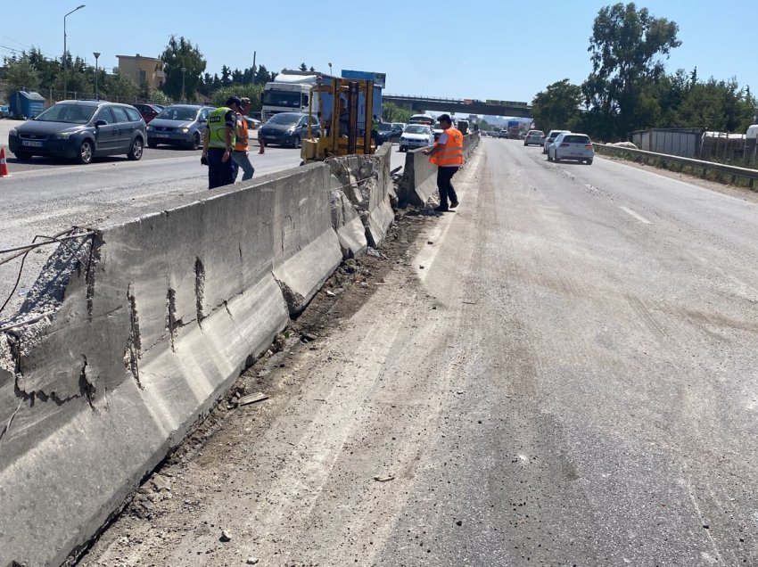 Aksident në autostradën Tiranë-Durrës/ Kamioni humb kontrollin, krijohen radhë të gjata trafiku