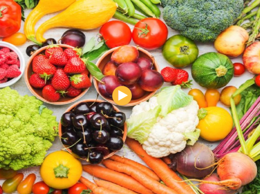 I nxehti dhe ushqimet/ Nutricionistët këshillojnë: Ujë, fruta e perime, jo mish dhe alkool