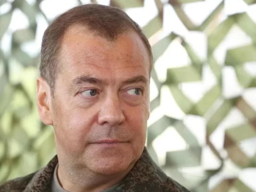 Medvedev shpërthen ashpër ndaj ish kryeministrit britanik: Duhet të shtrohet në spital psikiatrik
