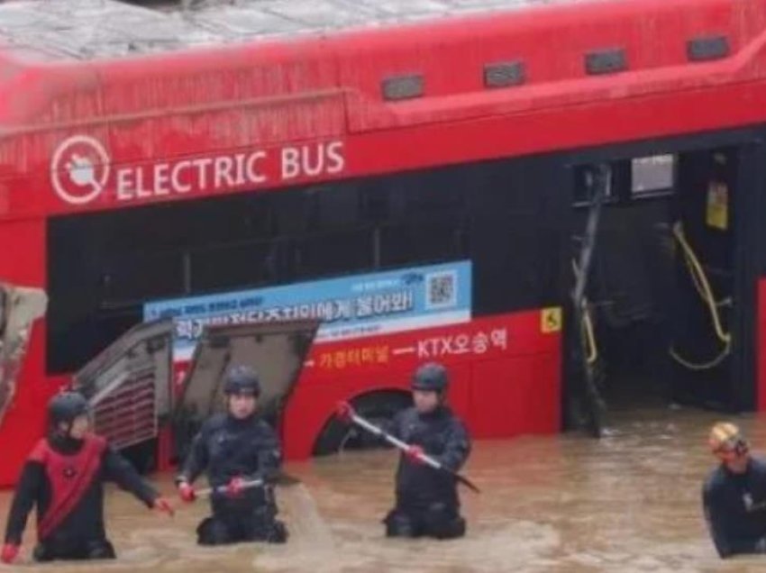 Tragjedi nga moti i keq në Korenë e Jugut, nxirren 5 trupa të pajetë nga një autobus i përmbytur
