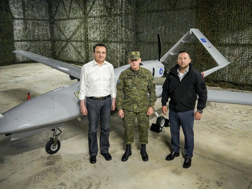 “U kall loja”, reagimi epik Rron Gjinovcit me foton e Kurtit pranë dronit Bayraktar