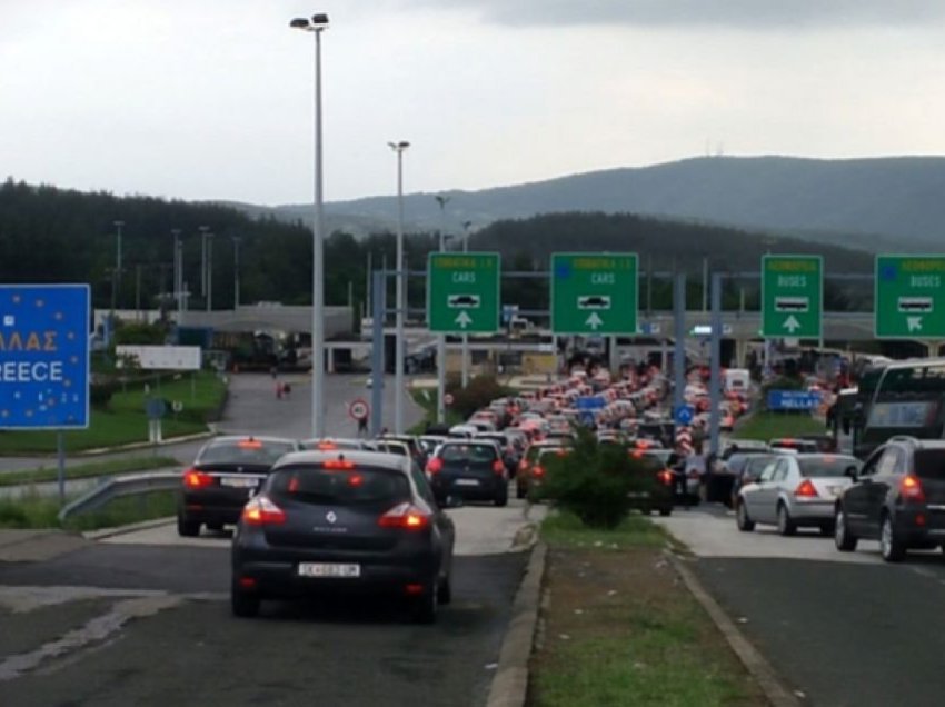 Në vendkalimet kufitare Bogorodicë dhe Tabanoc për dalje nga RMV pritet deri 45 minuta