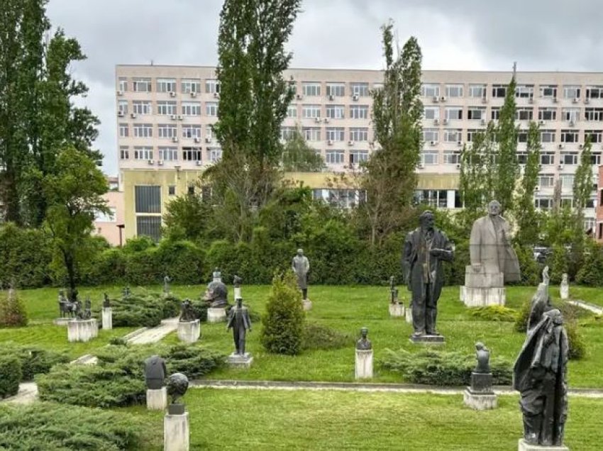 Ç’të bëjmë me monumentet sovjetike?